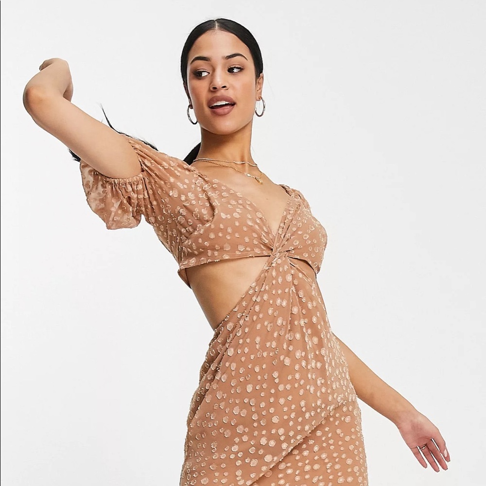 ASOS DESIGN Tall twist front maxi dress in satin spot in taupe
Size 10UK /NEW